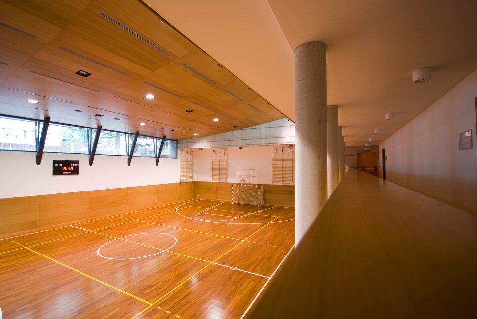 struttura sportiva coperta con pavimento in PVC effetto legno