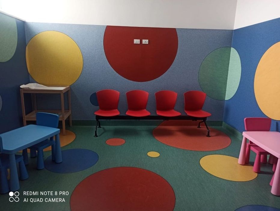 area giochi per bambini con pavimento e rivestimento in linoleum