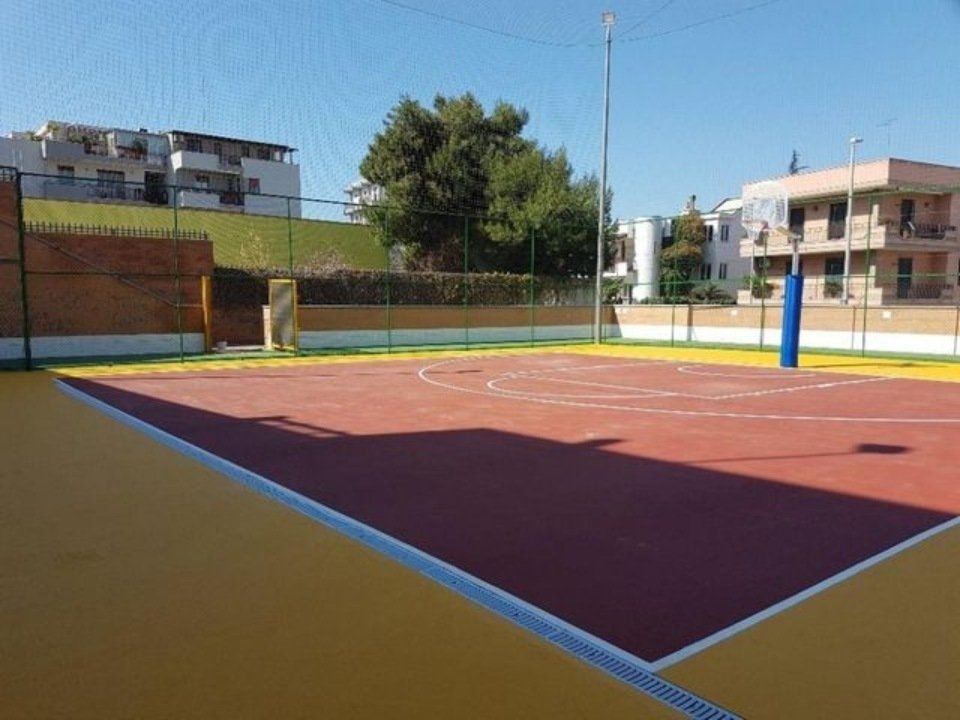 impianto sportivo all'aperto con pavimento in gomma