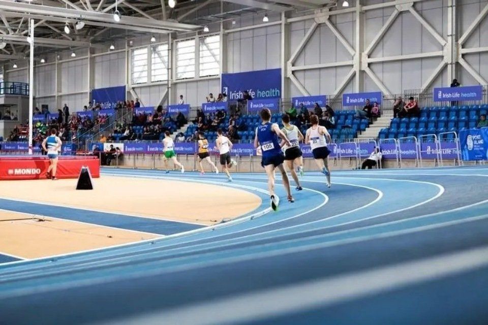 pista interna con pavimentazione in gomma celeste