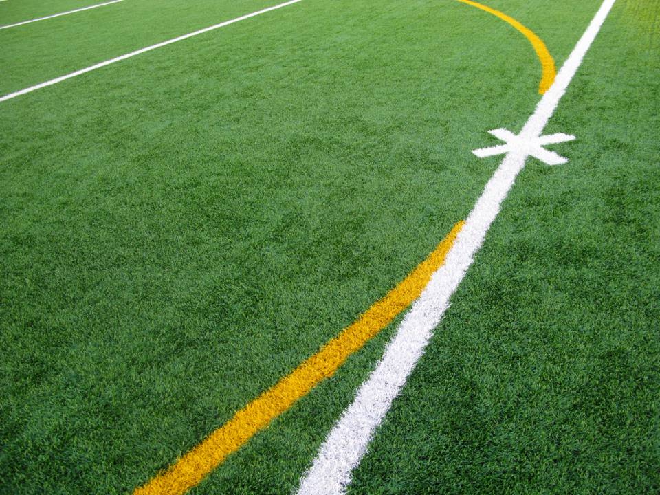 prato sintetico con linee bianche e gialle