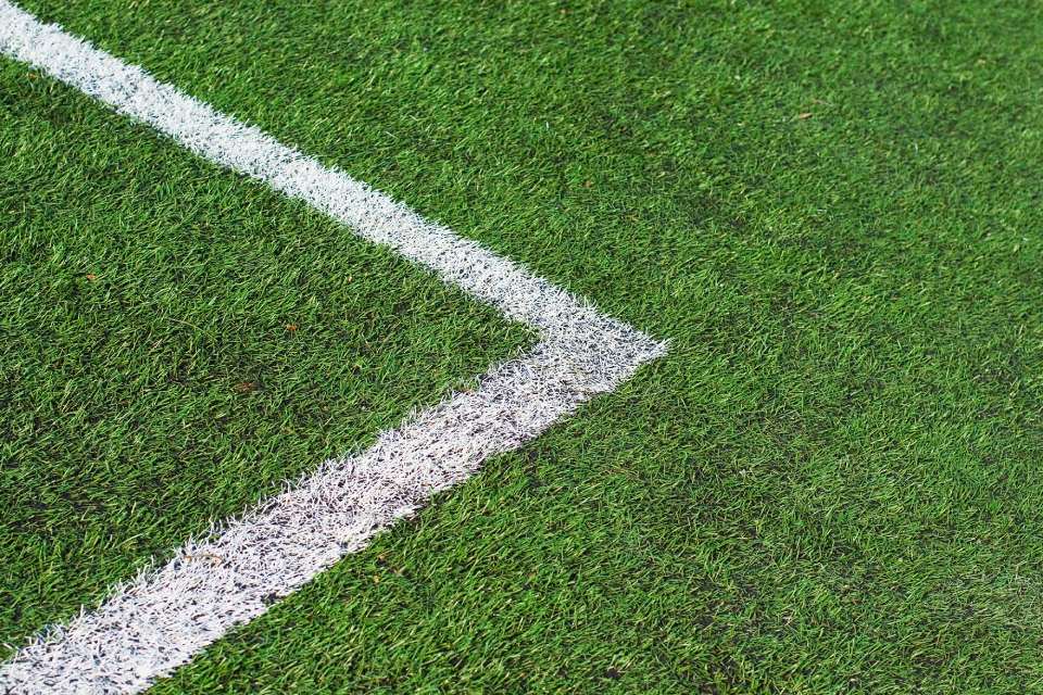 dettaglio di un campo da calcio in erba sintetica