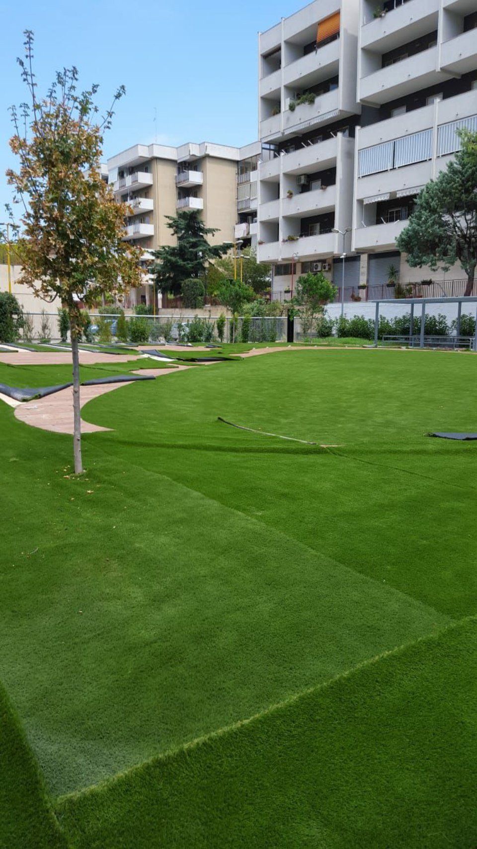 giardino condominiale in erba sintetica