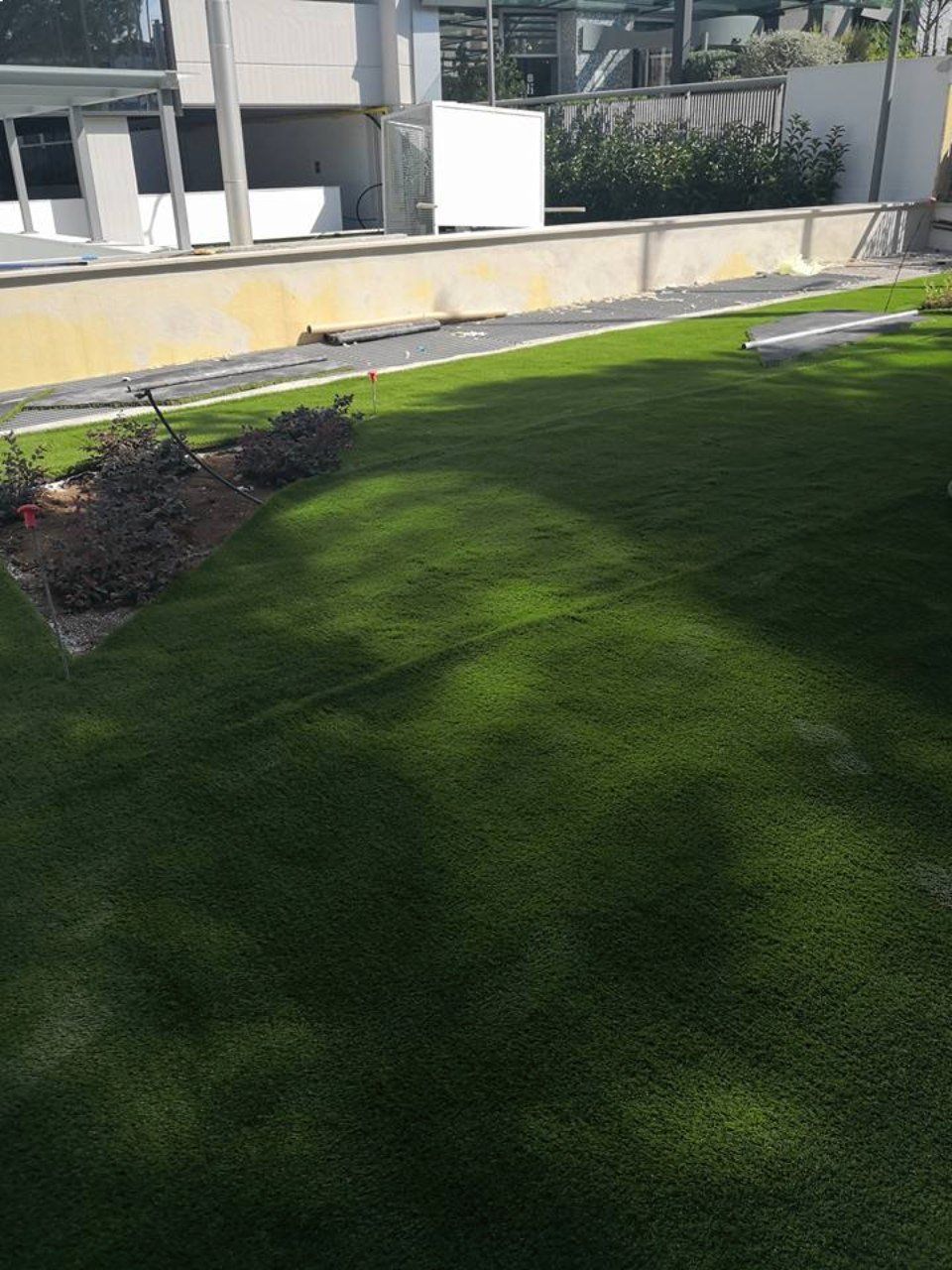 area esterna di attività commerciale con erba sintetica