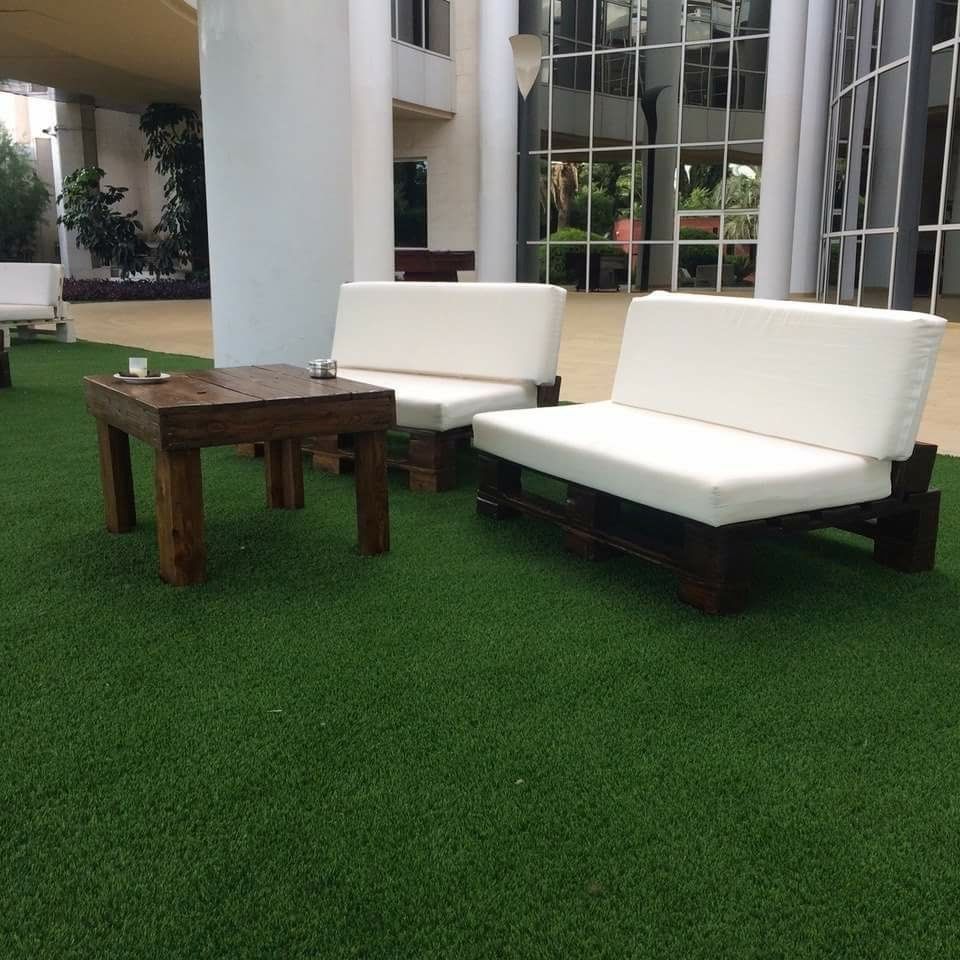 salottino in un giardino con erba sintetica