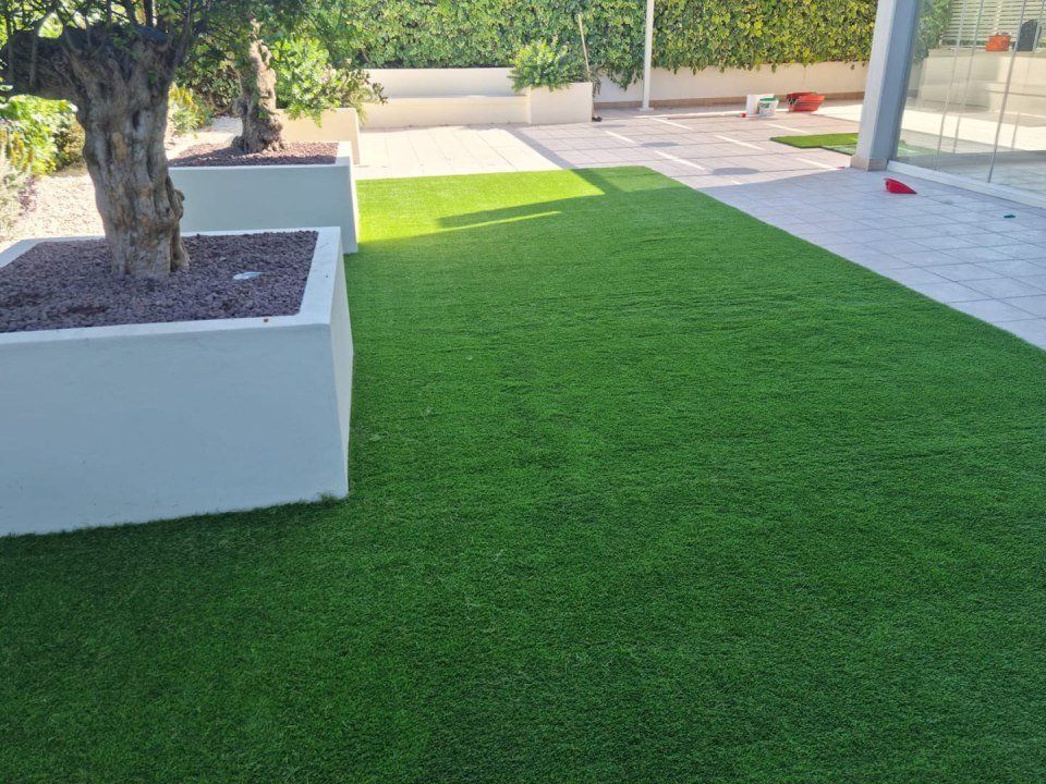 area esterna con erba sintetica
