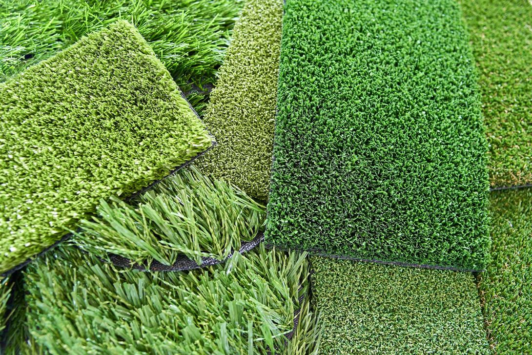 porzioni di erba sintetica