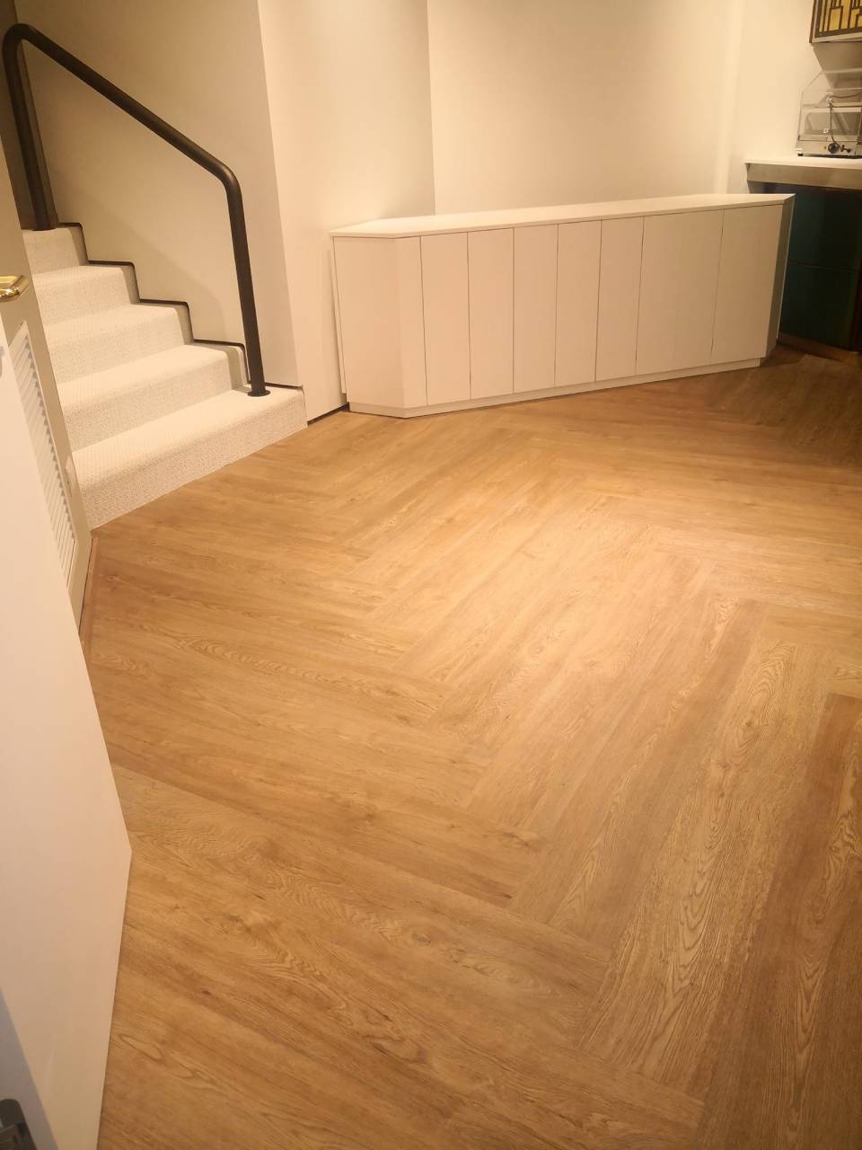 parquet chiaro con posa a spina di pesce
