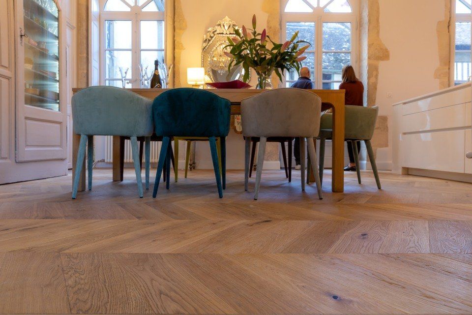 sala da pranzo con parquet con posa a spina di pesce