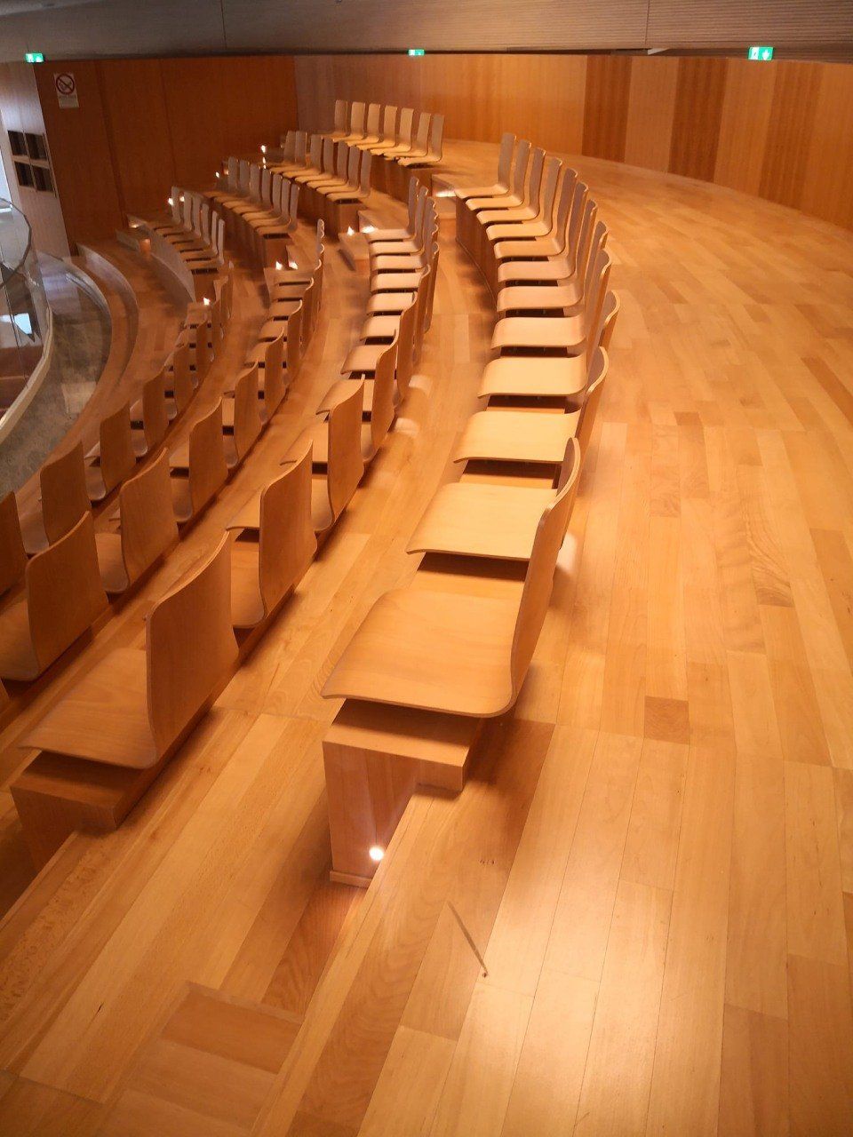 teatro con sedute in legno e parquet