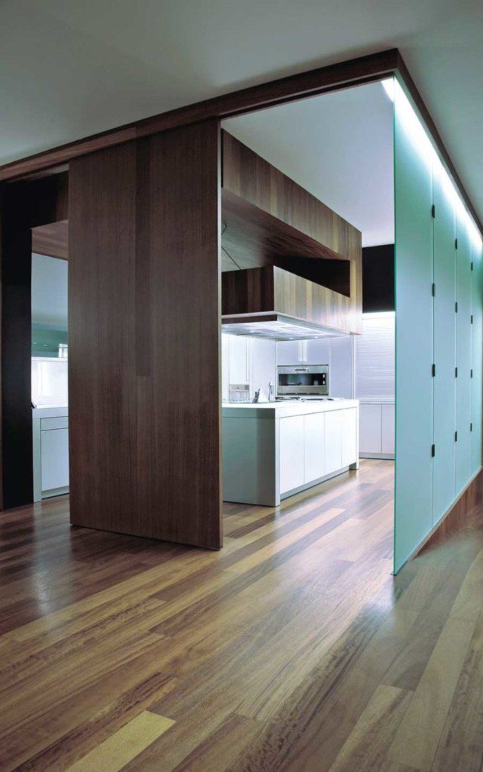 cucina con parquet e pareti in legno