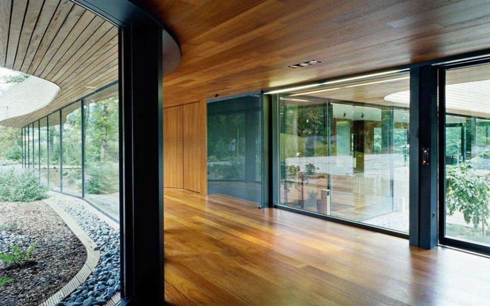 veranda coperta moderna con parquet e soffitto in legno