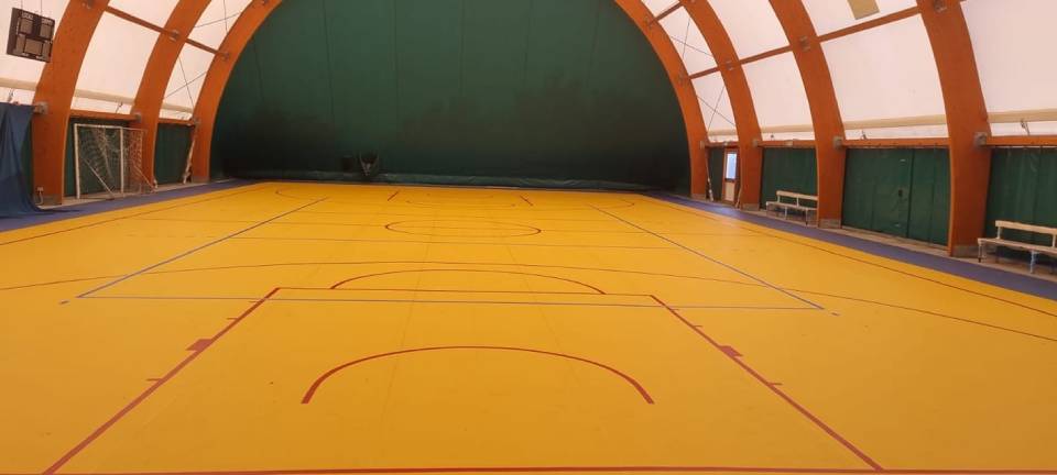 pavimento giallo in gomma e pavimenti per impianti sportivi a Bari