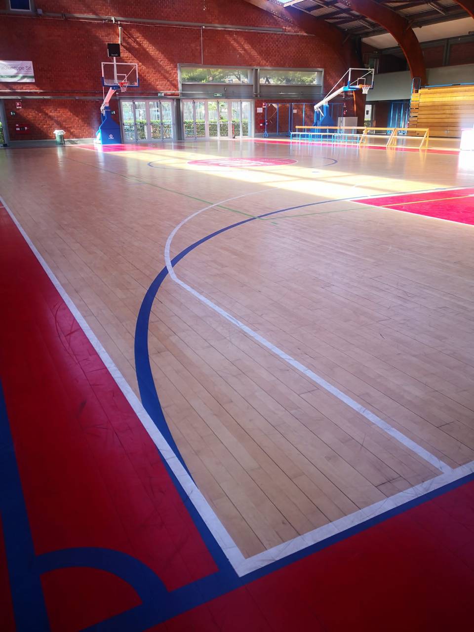 realizzazione pavimenti per impianti sportivi a Bari in linoleum