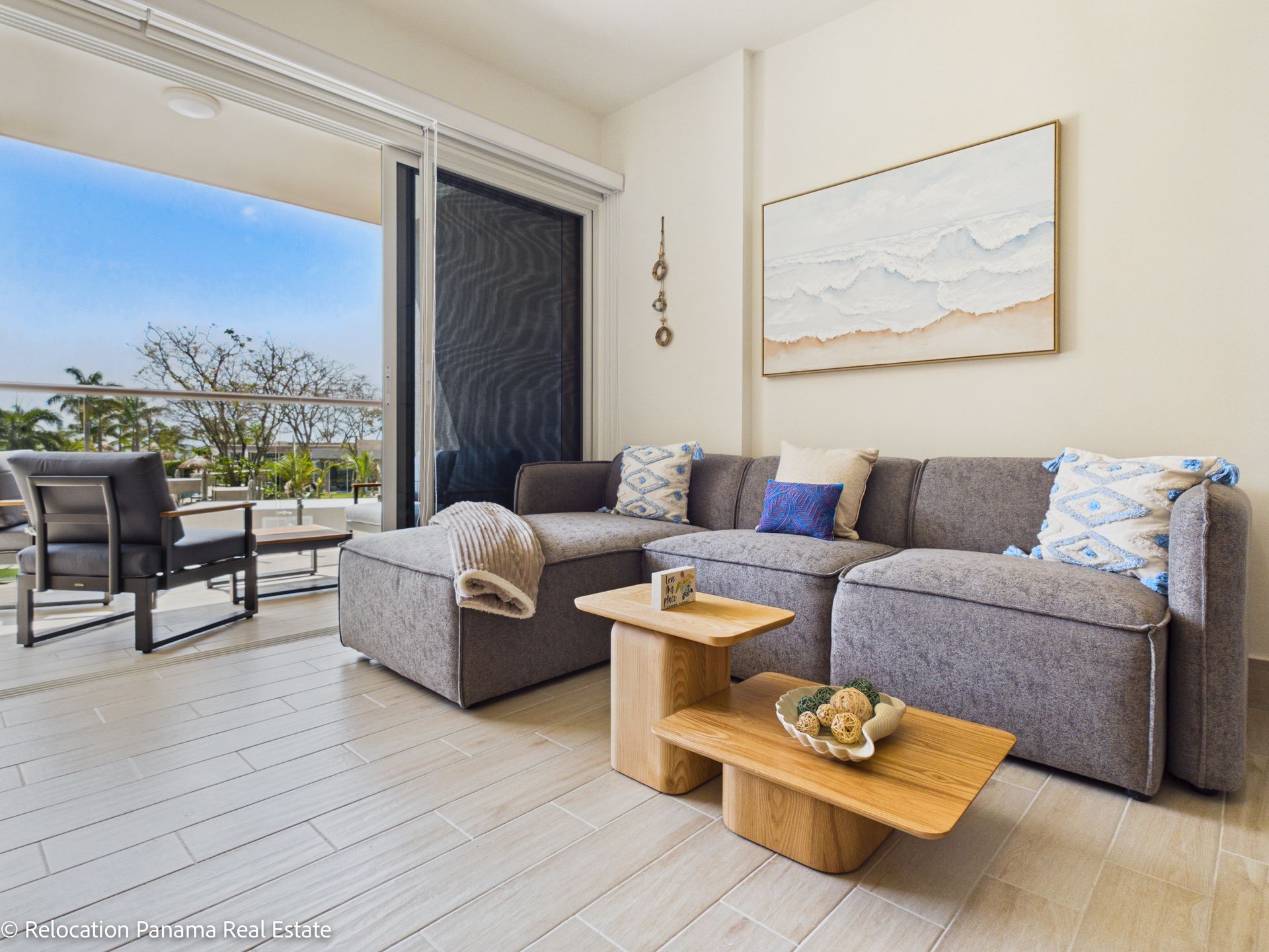 Apartamento en la etapa Olas de Playa Caracol con vista a la piscina y al mar, fotografiado para Relocation Panama