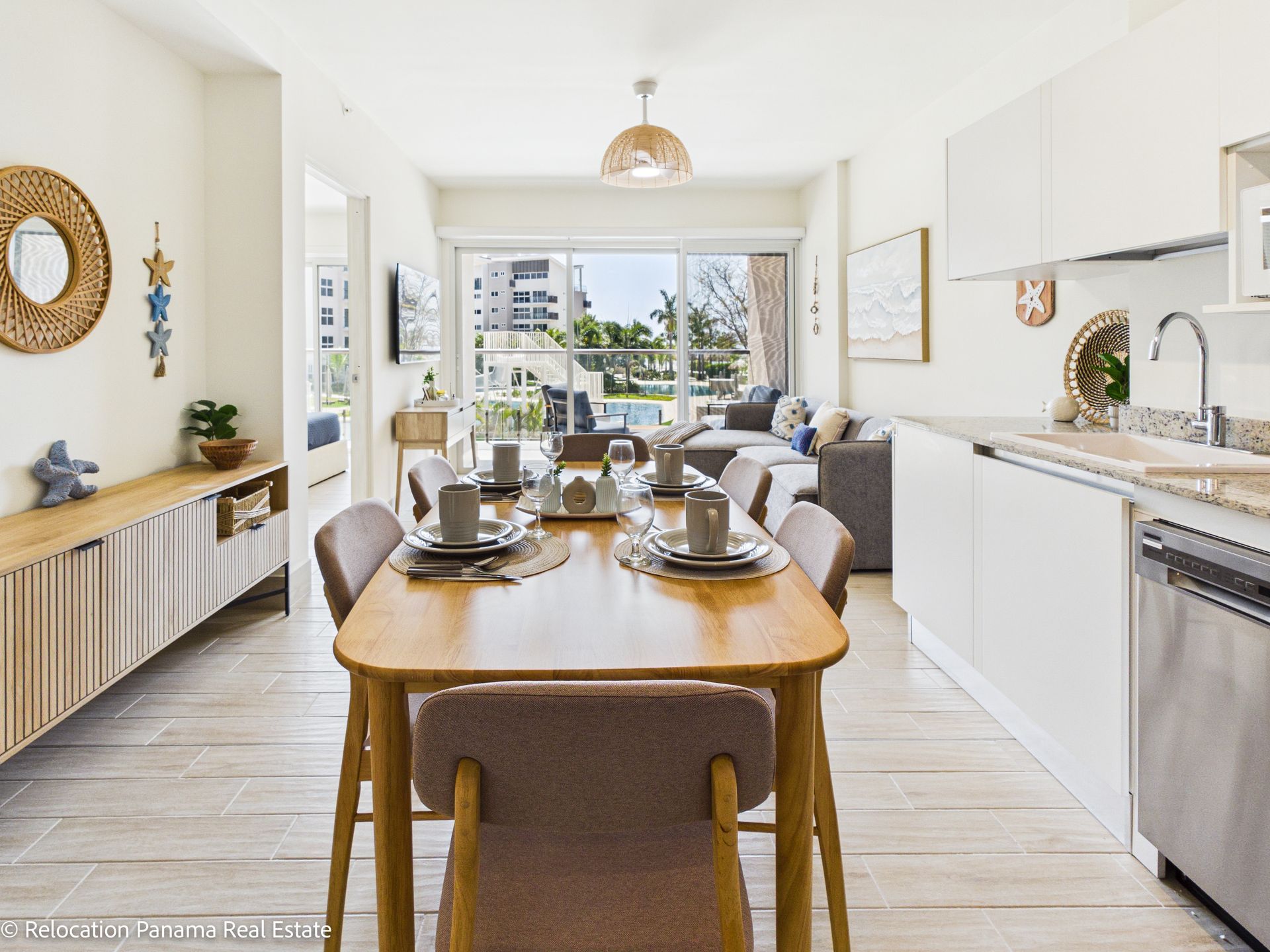 Apartamento en la etapa Olas de Playa Caracol con vista a la piscina y al mar, fotografiado para Relocation Panama