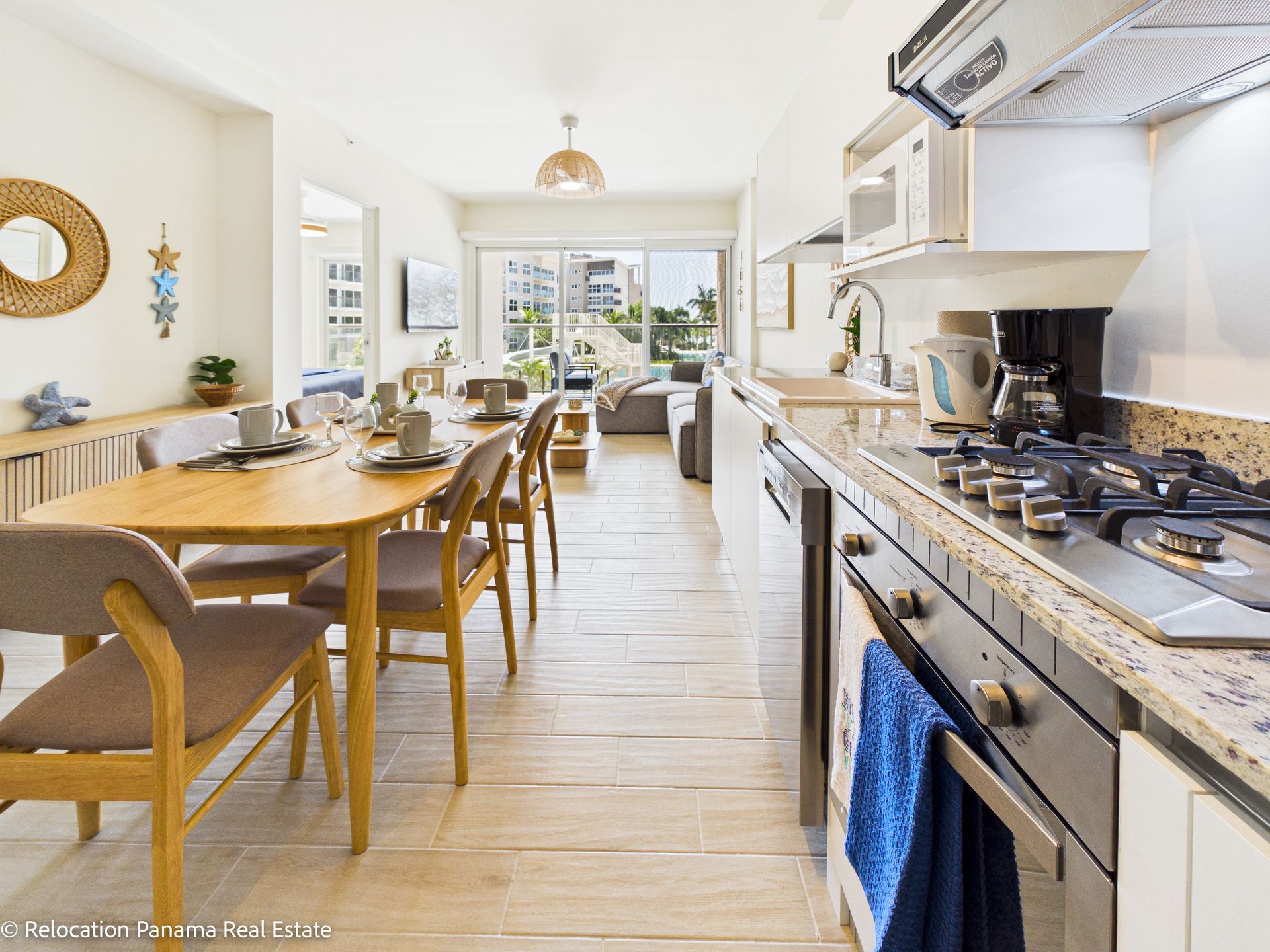 Apartamento en la etapa Olas de Playa Caracol con vista a la piscina y al mar, fotografiado para Relocation Panama