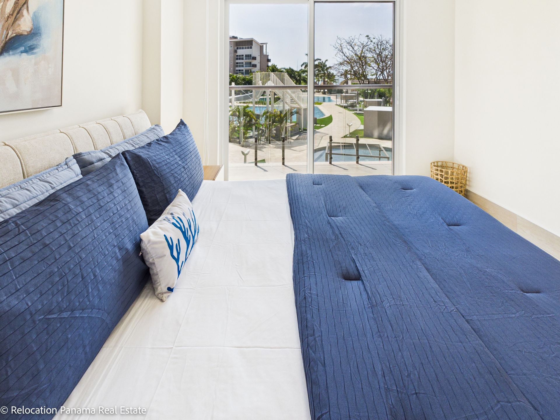 Apartamento en la etapa Olas de Playa Caracol con vista a la piscina y al mar, fotografiado para Relocation Panama