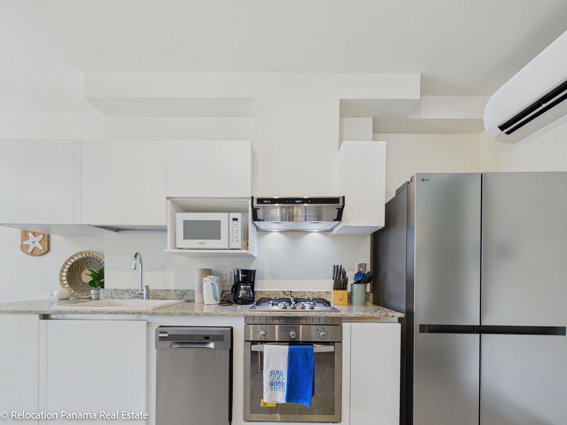 Apartamento en la etapa Olas de Playa Caracol con vista a la piscina y al mar, fotografiado para Relocation Panama
