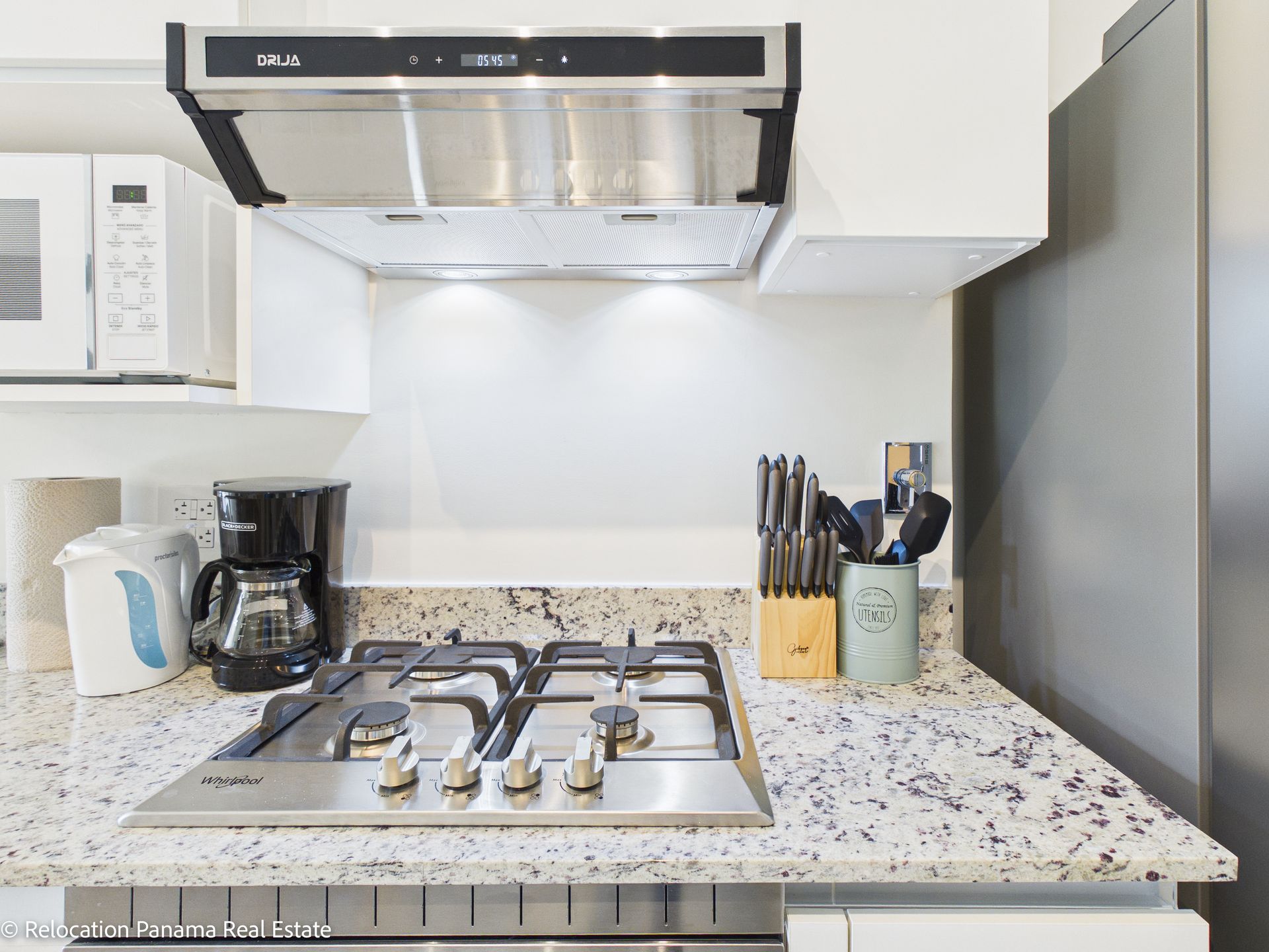 Apartamento en la etapa Olas de Playa Caracol con vista a la piscina y al mar, fotografiado para Relocation Panama