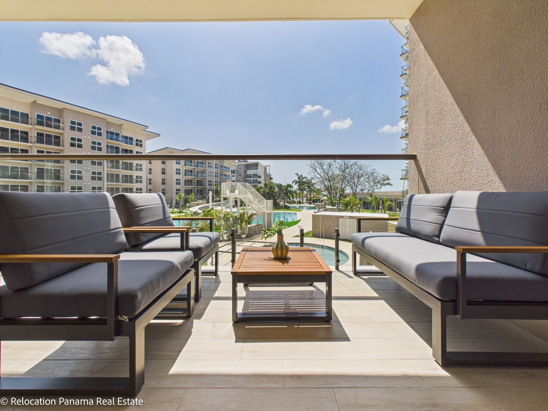 Apartamento en la etapa Olas de Playa Caracol con vista a la piscina y al mar, fotografiado para Relocation Panama