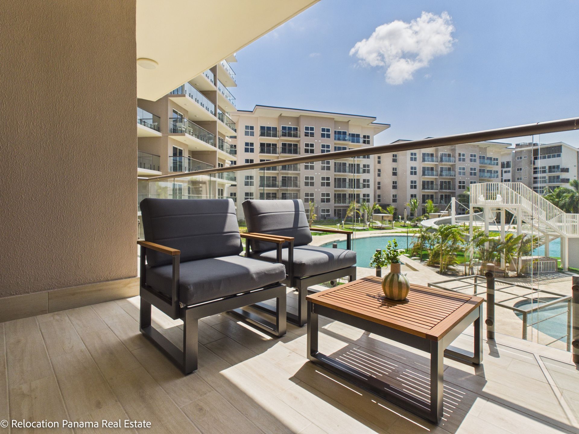 Apartamento en la etapa Olas de Playa Caracol con vista a la piscina y al mar, fotografiado para Relocation Panama