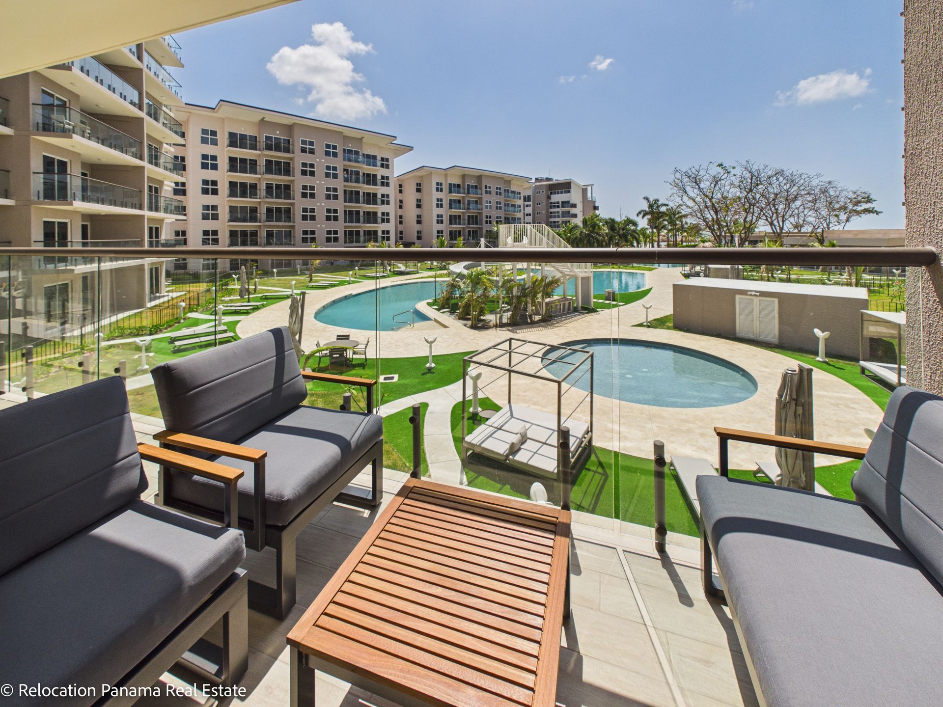 Apartamento en la etapa Olas de Playa Caracol con vista a la piscina y al mar, fotografiado para Relocation Panama