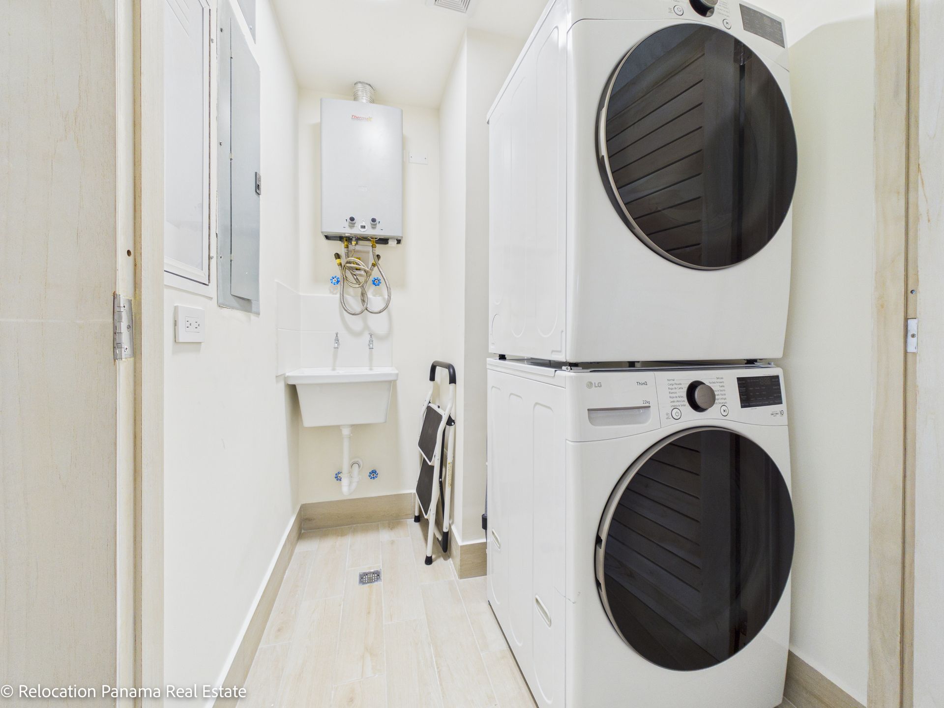 Apartamento en la etapa Olas de Playa Caracol con vista a la piscina y al mar, fotografiado para Relocation Panama