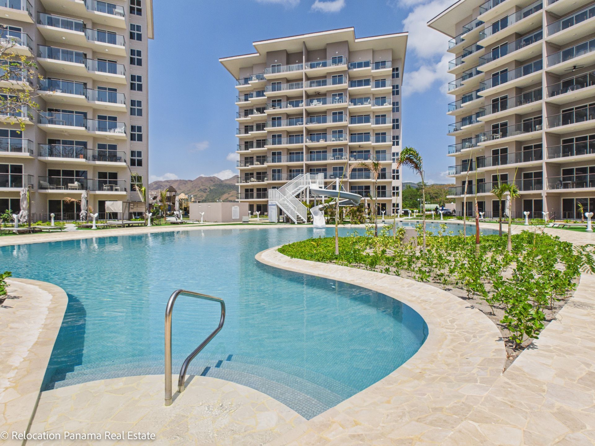 Apartamento en la etapa Olas de Playa Caracol con vista a la piscina y al mar, fotografiado para Relocation Panama