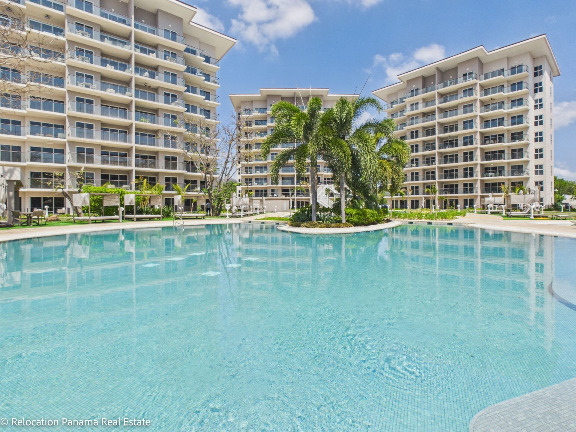 Apartamento en la etapa Olas de Playa Caracol con vista a la piscina y al mar, fotografiado para Relocation Panama