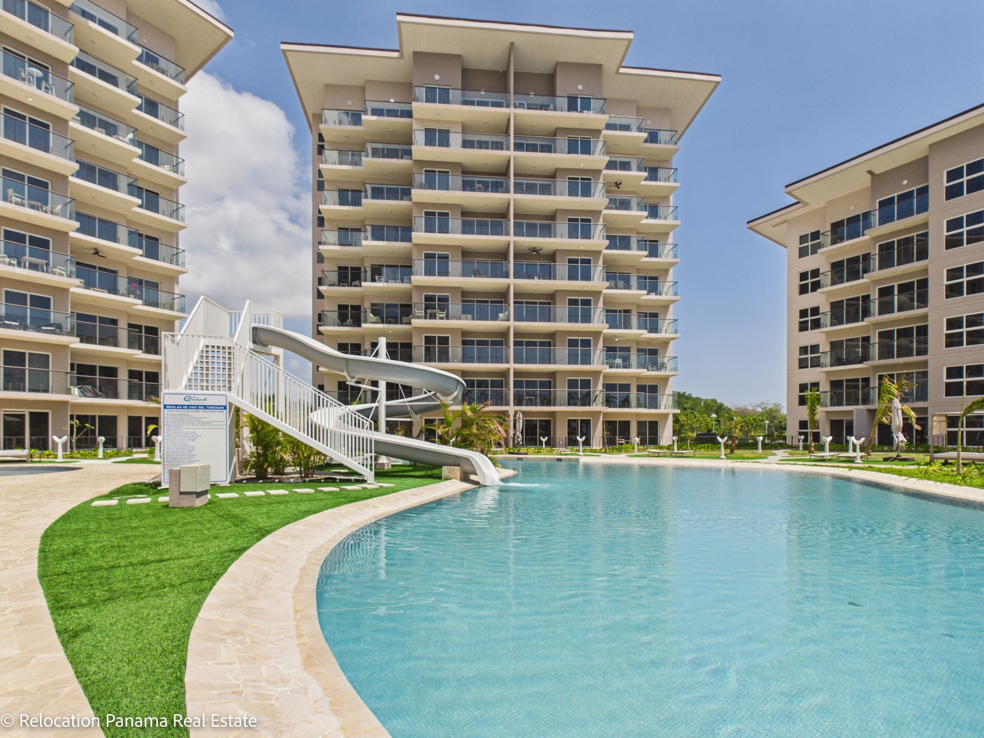 Apartamento en la etapa Olas de Playa Caracol con vista a la piscina y al mar, fotografiado para Relocation Panama