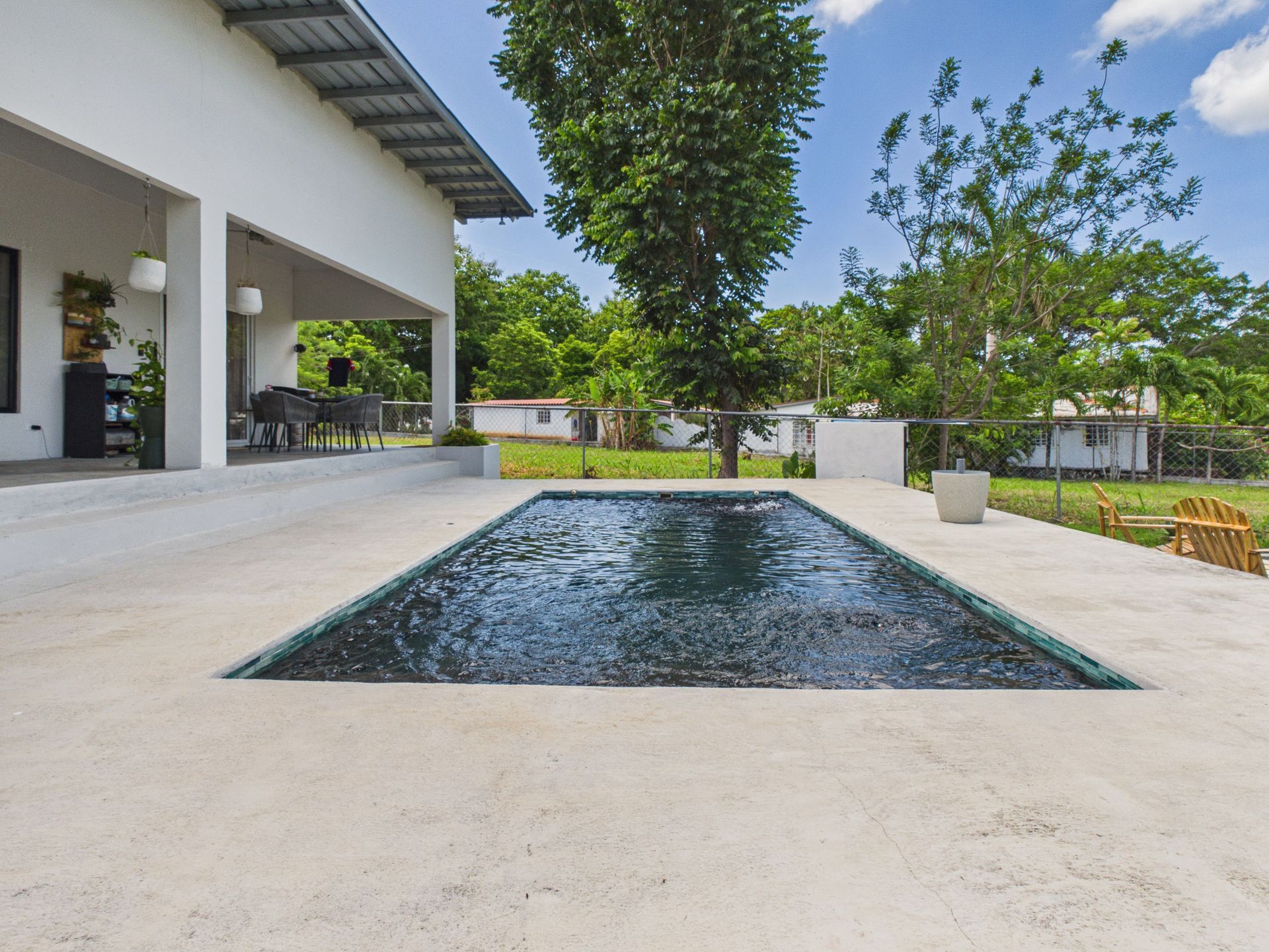 Piscina y área techada en casa de San José, San Carlos