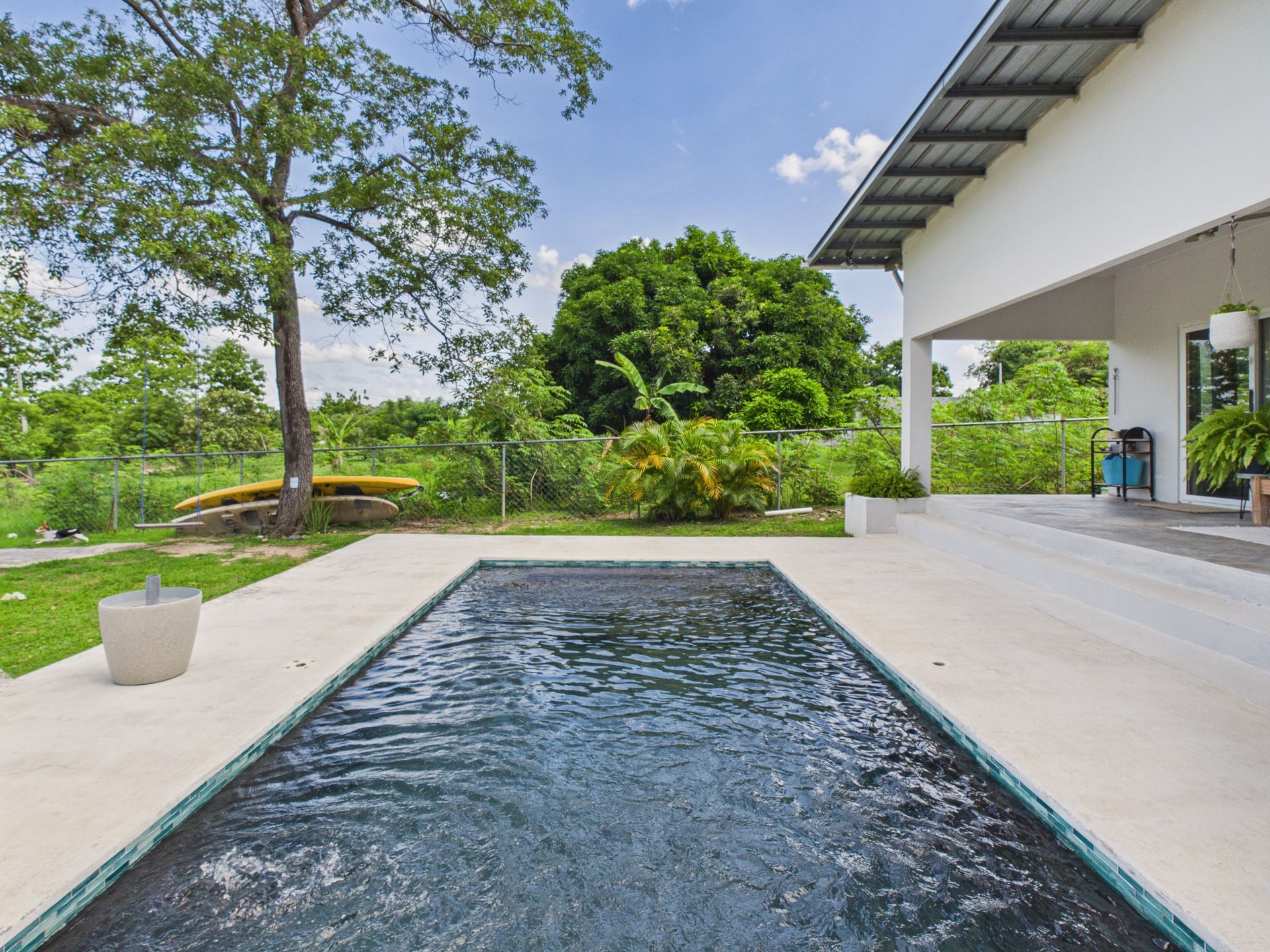 Vista aérea de piscina y jardín en casa de San José, San Carlos