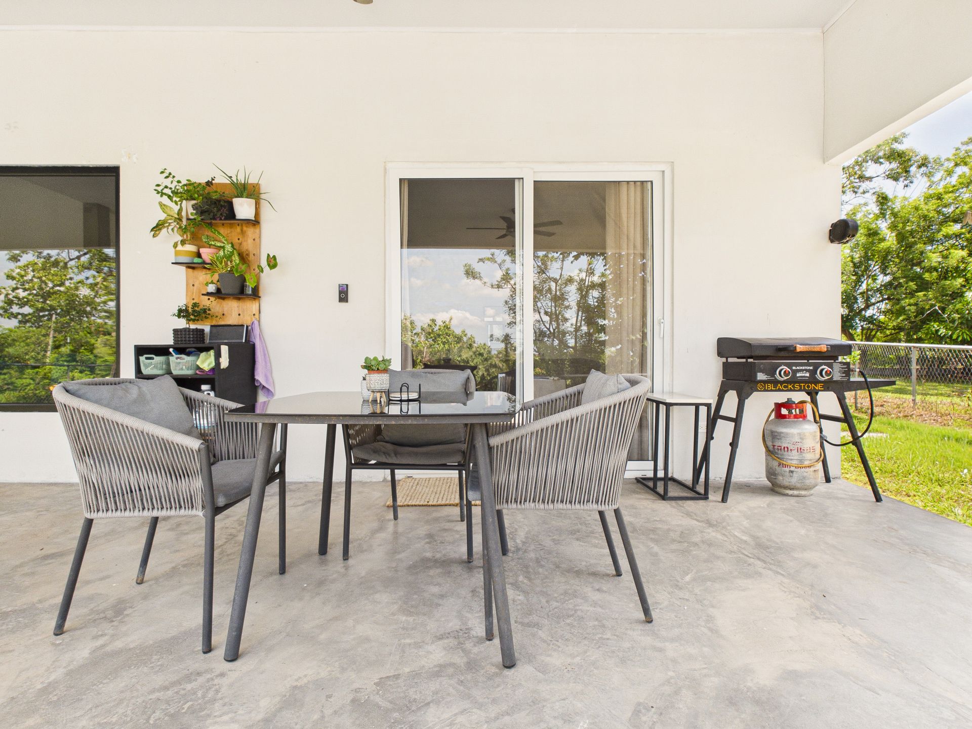 Patio exterior con área de comedor en casa de San José, San Carlos