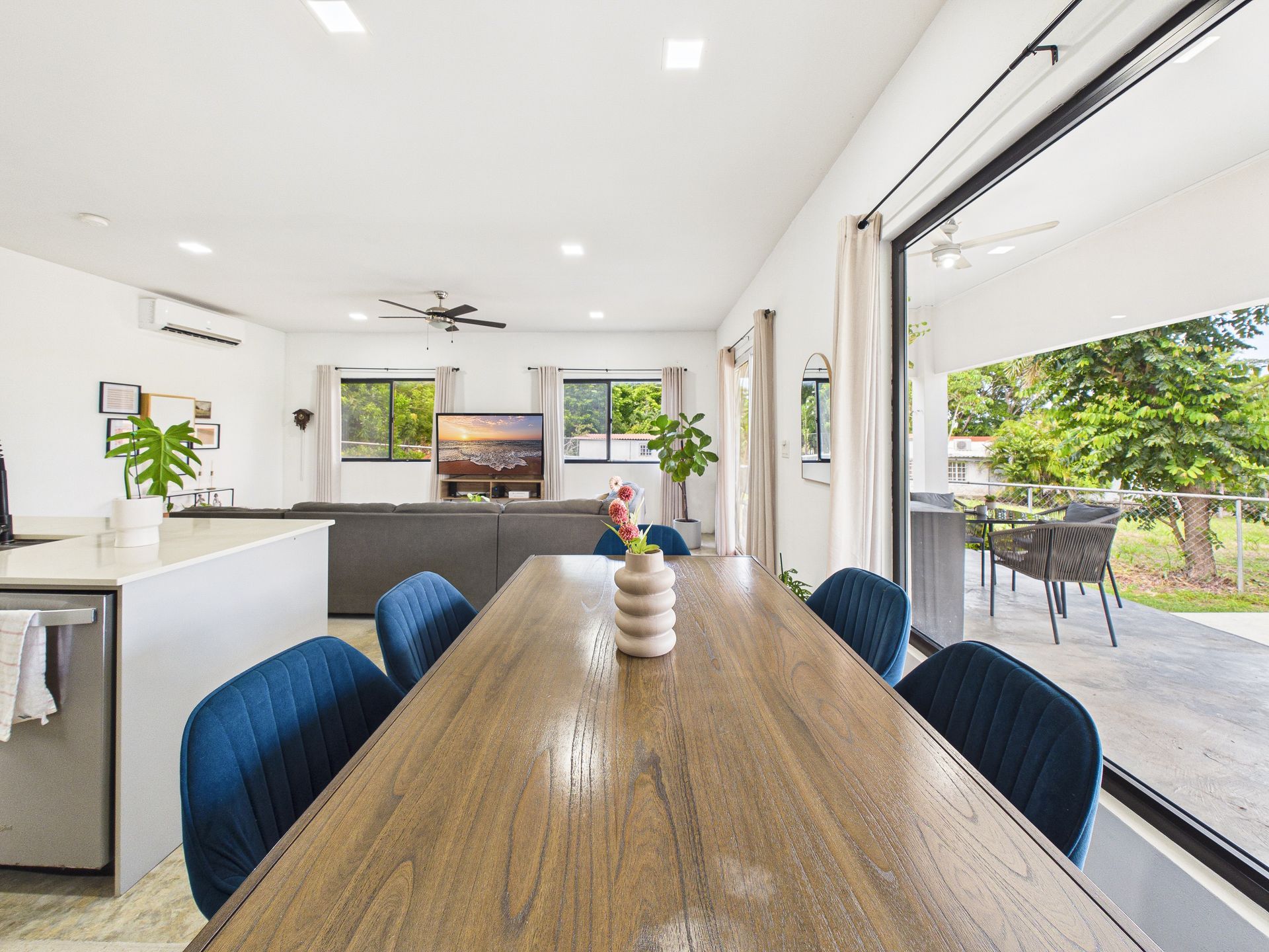 Comedor con mesa para ocho en casa de San José, San Carlos