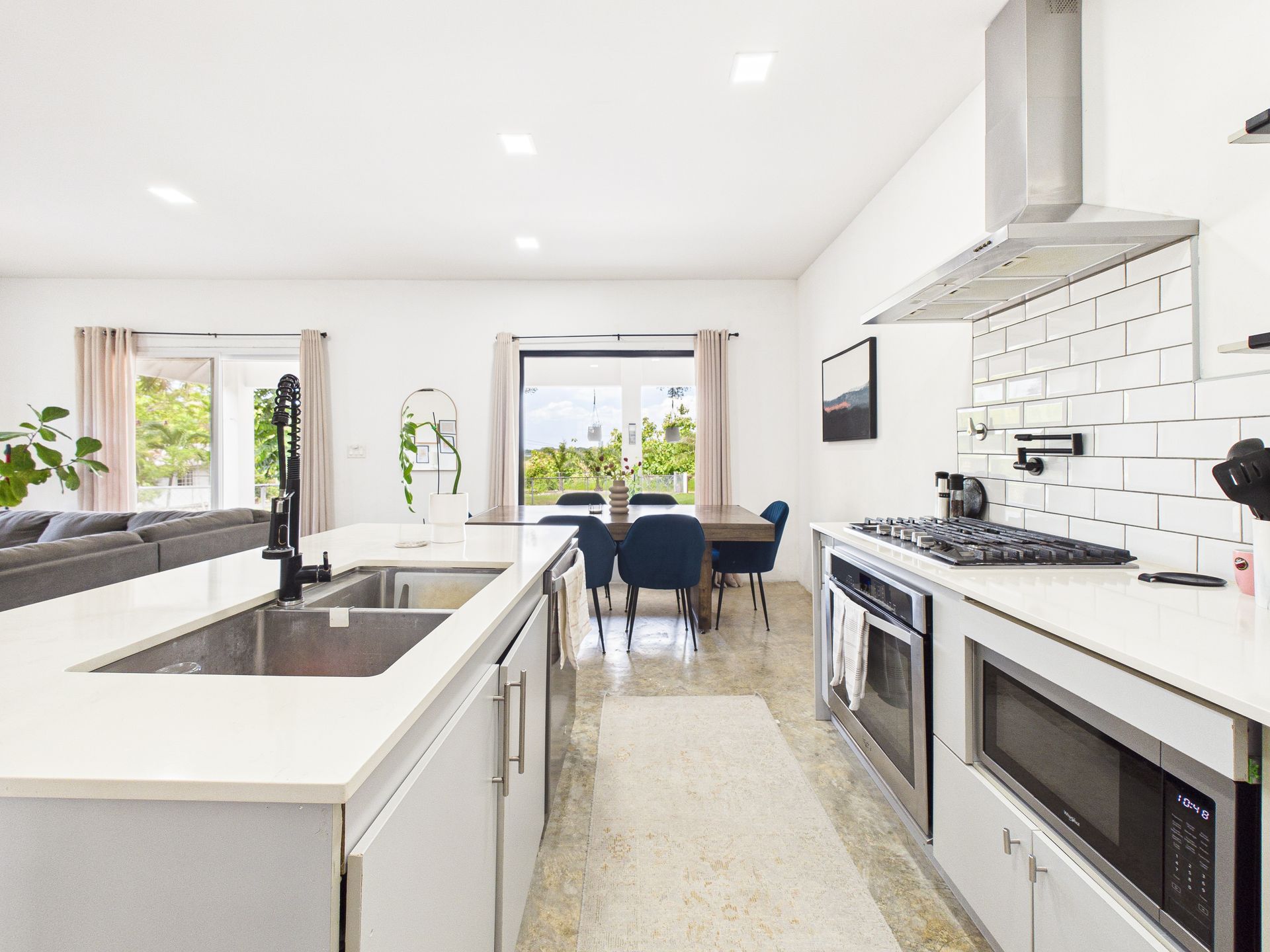 Cocina con isla central en casa de San José, San Carlos
