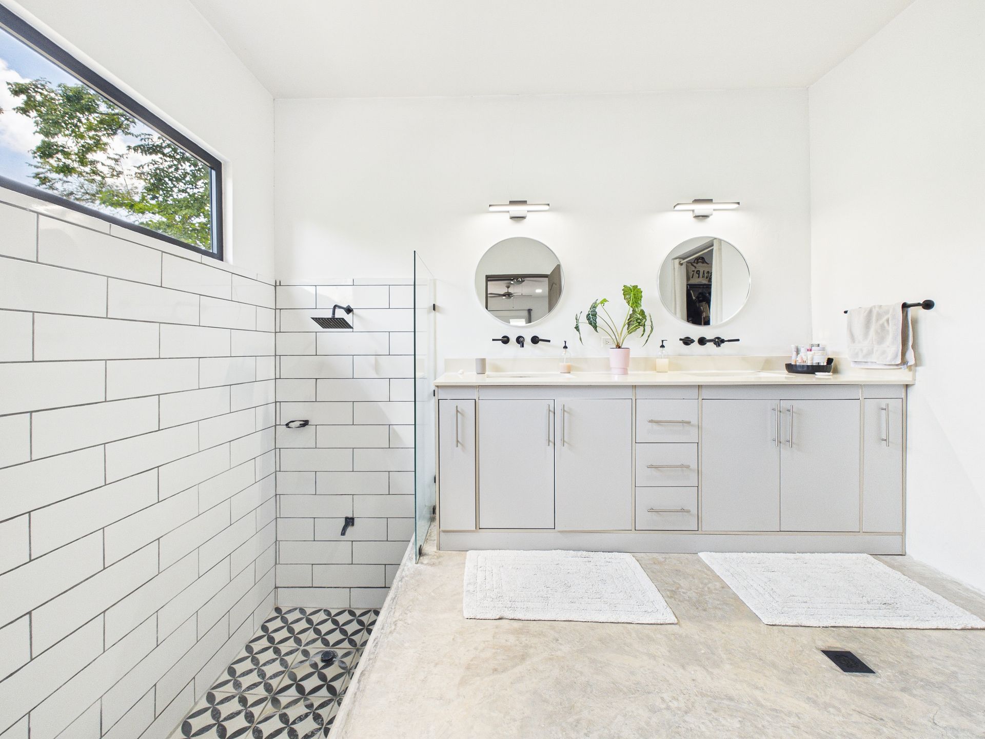Baño principal con doble lavamanos en casa de San José, San Carlos