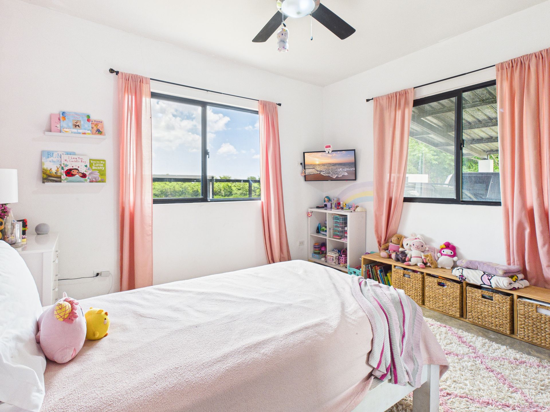Recámara infantil con vista al jardín en casa de San José, San Carlos