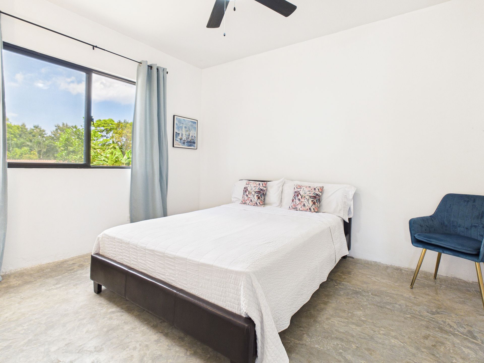 Recámara con vista al jardín en casa de San José, San Carlos