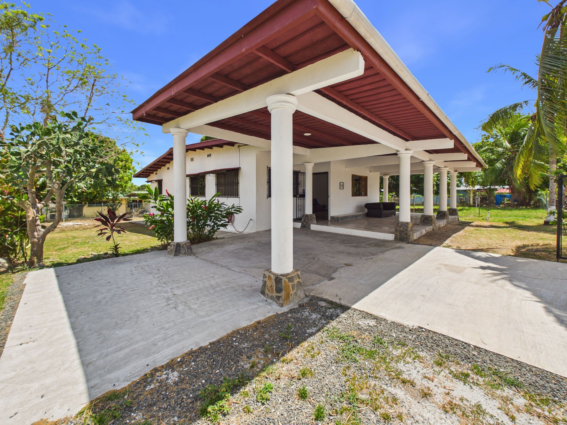 Fotografía profesional de casa de campo en Antón, Coclé, para Tetzel Inmuebles.marrón rojizo.