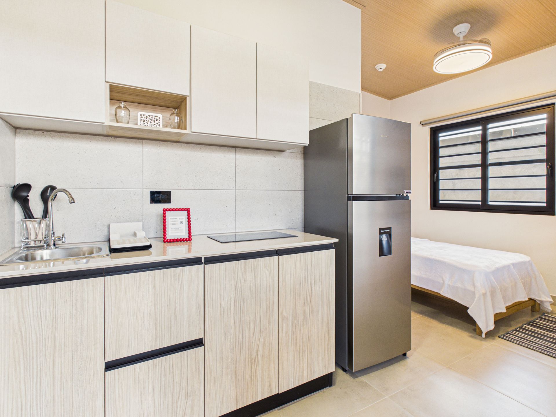 Diseño y optimización de espacios en cocina de micro-apartamento en Bethania, fotografía inmobiliaria.