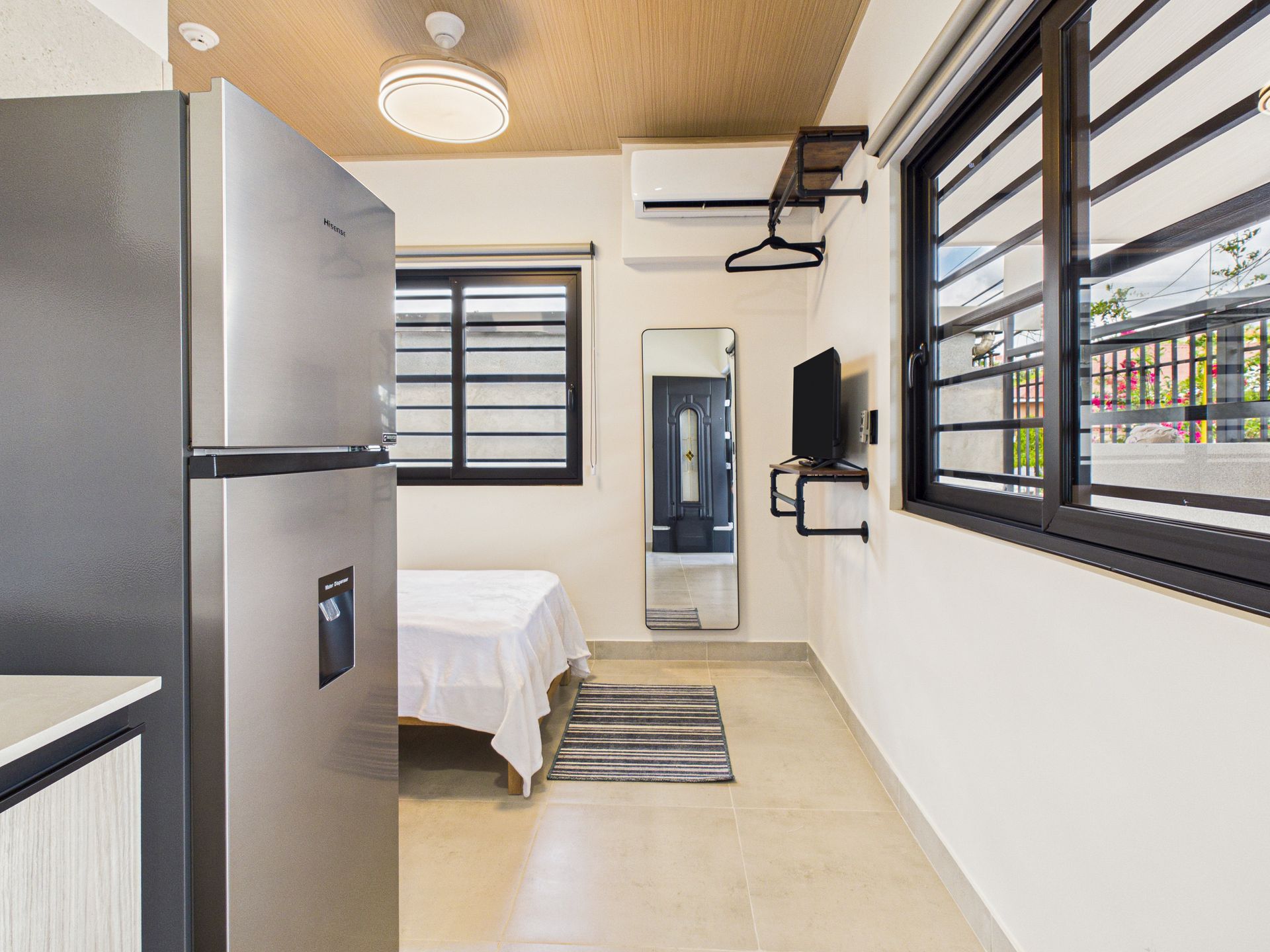 Diseño y optimización de espacios en cocina de micro-apartamento en Bethania, fotografía inmobiliaria.