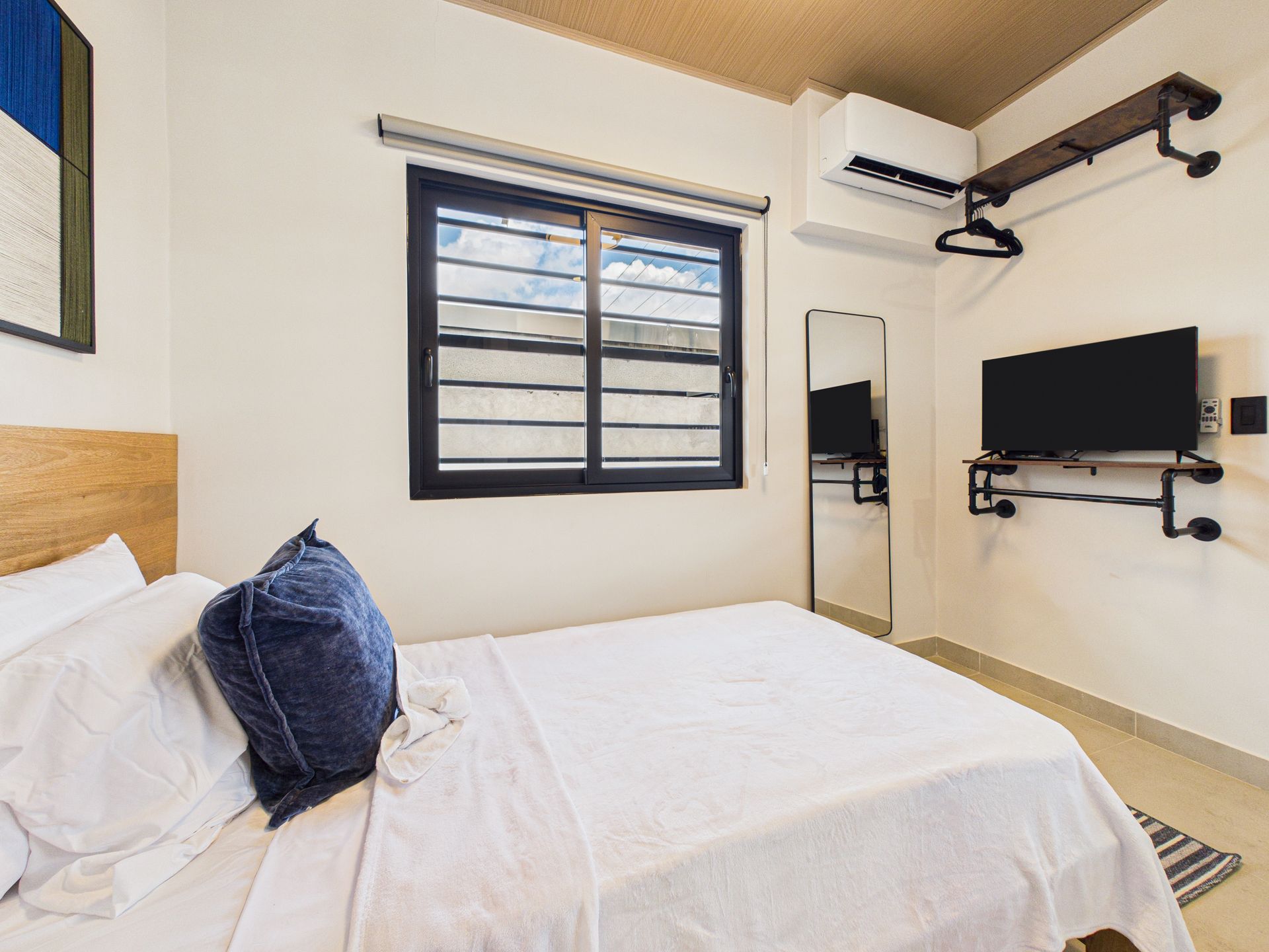 Recámara principal en complejo de apartamentos de alquiler en Bethania, fotografía profesional de bienes raíces.