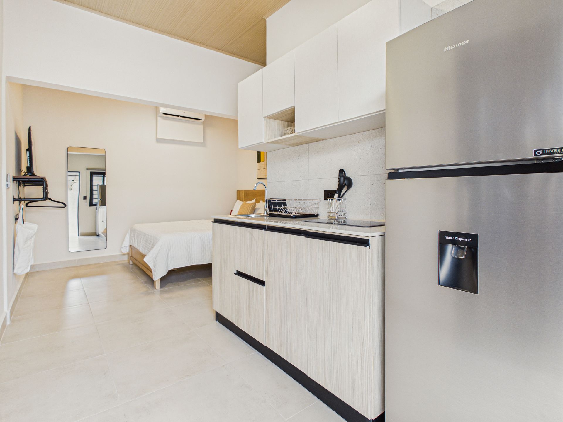 Recámara principal en complejo de apartamentos de alquiler en Bethania, fotografía profesional de bienes raíces.