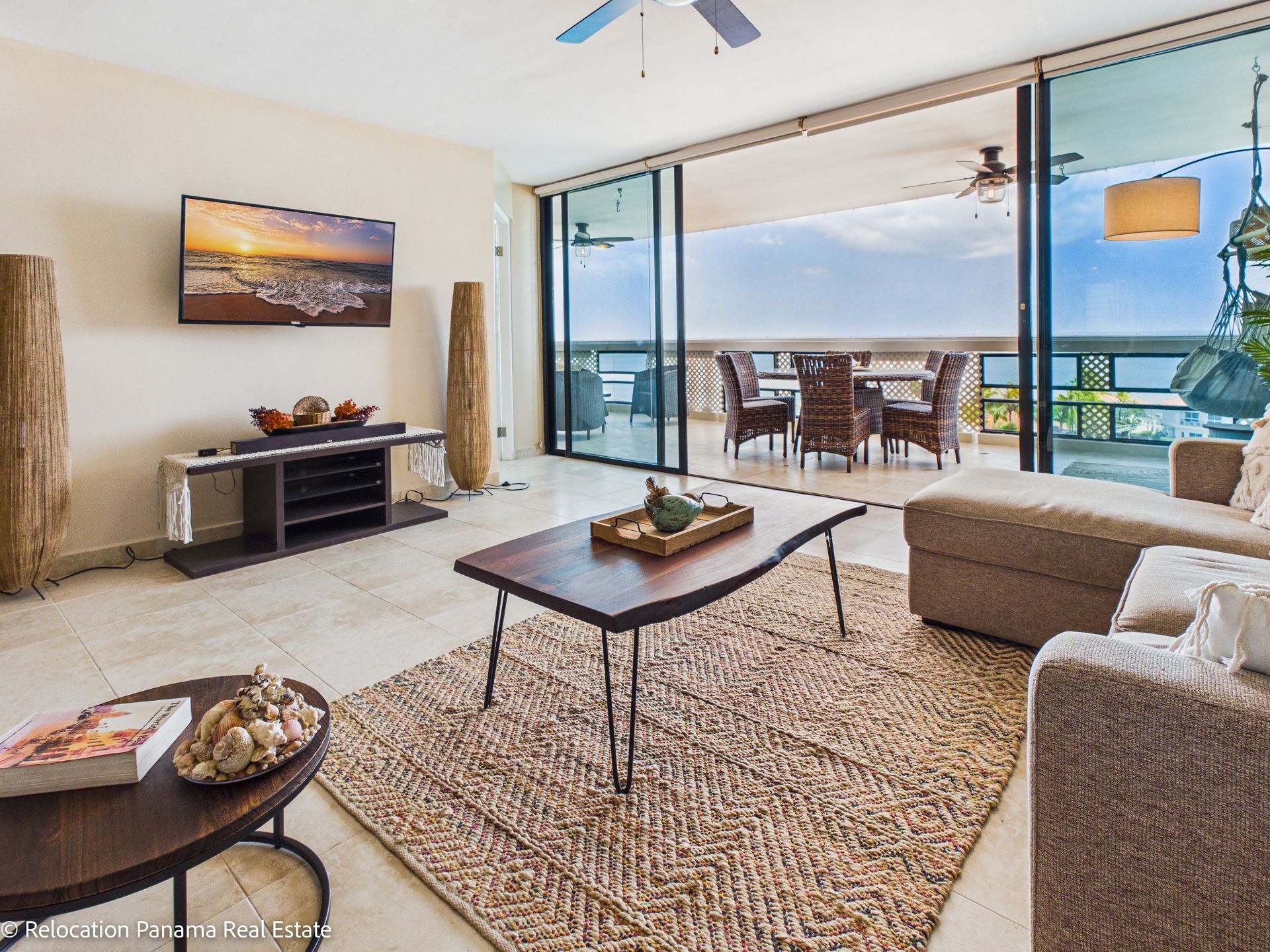 interior de apartamento frente al mar en Coronado, fotografía de bienes raíces de alta gama.Panama Relocation Real estate