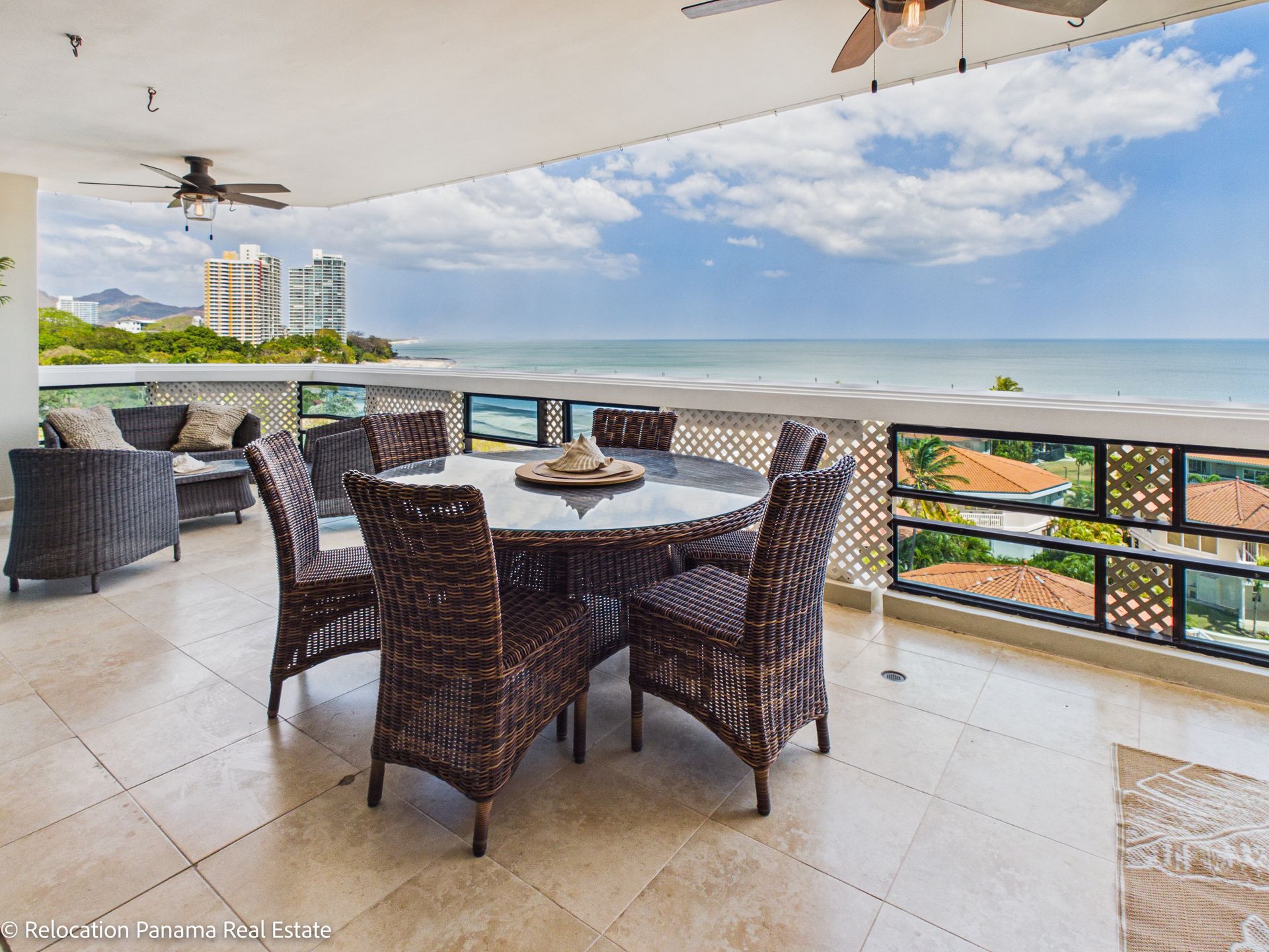 interior de apartamento frente al mar en Coronado, fotografía de bienes raíces de alta gama.Panama Relocation Real estate