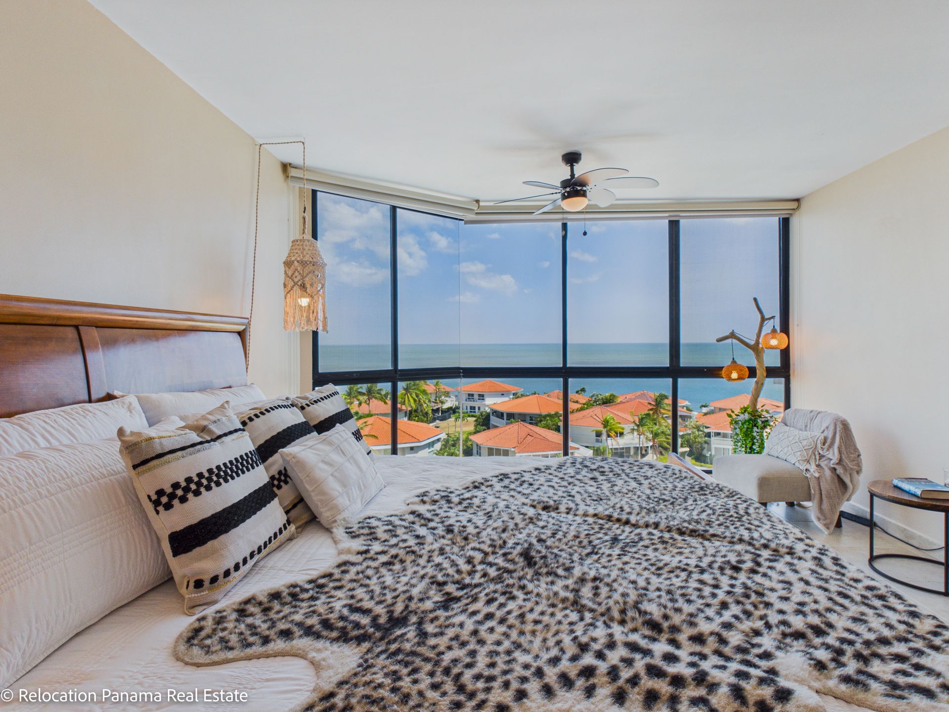 interior de apartamento frente al mar en Coronado, fotografía de bienes raíces de alta gama.Panama Relocation Real estate