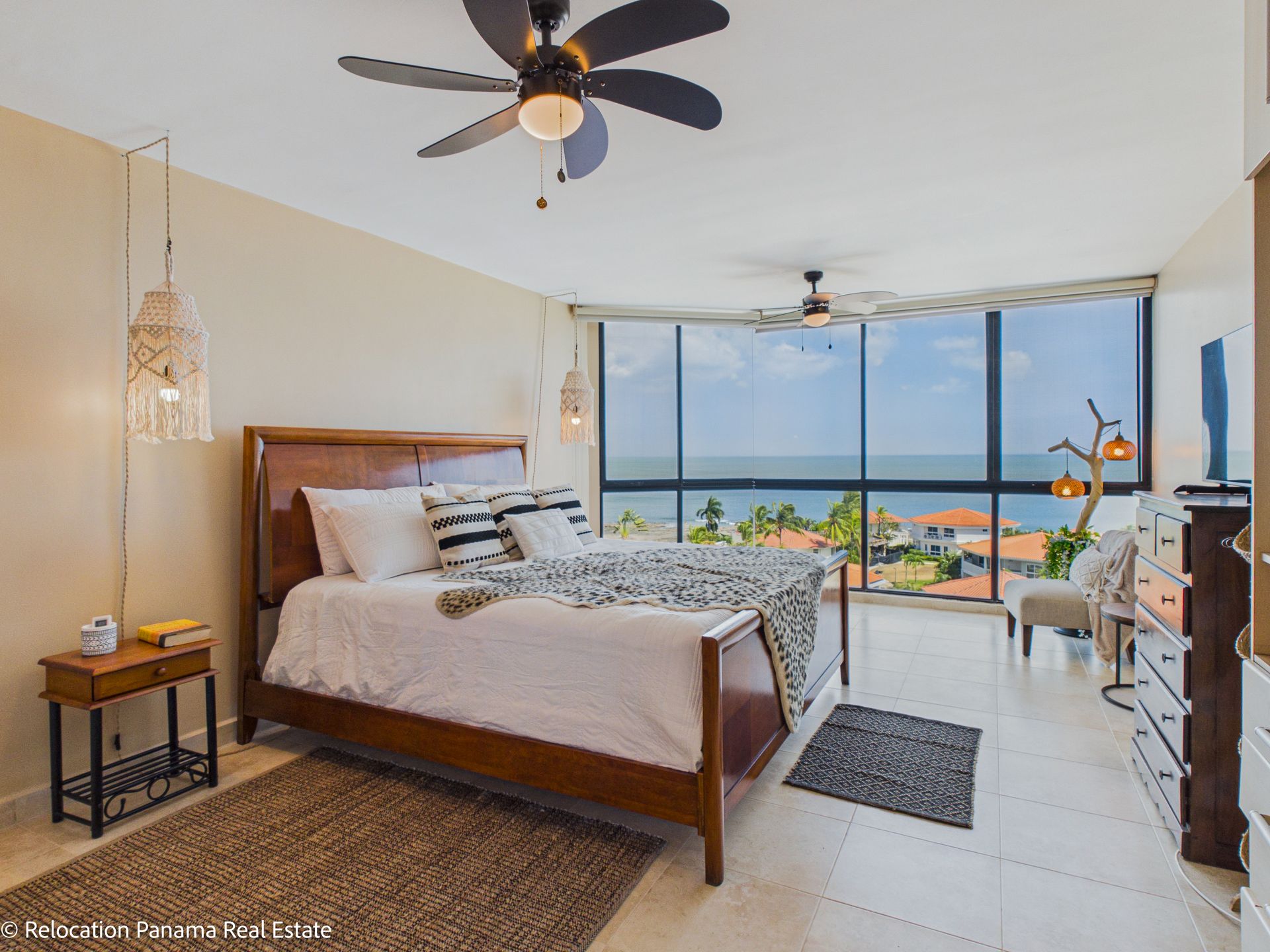 interior de apartamento frente al mar en Coronado, fotografía de bienes raíces de alta gama.Panama Relocation Real estate