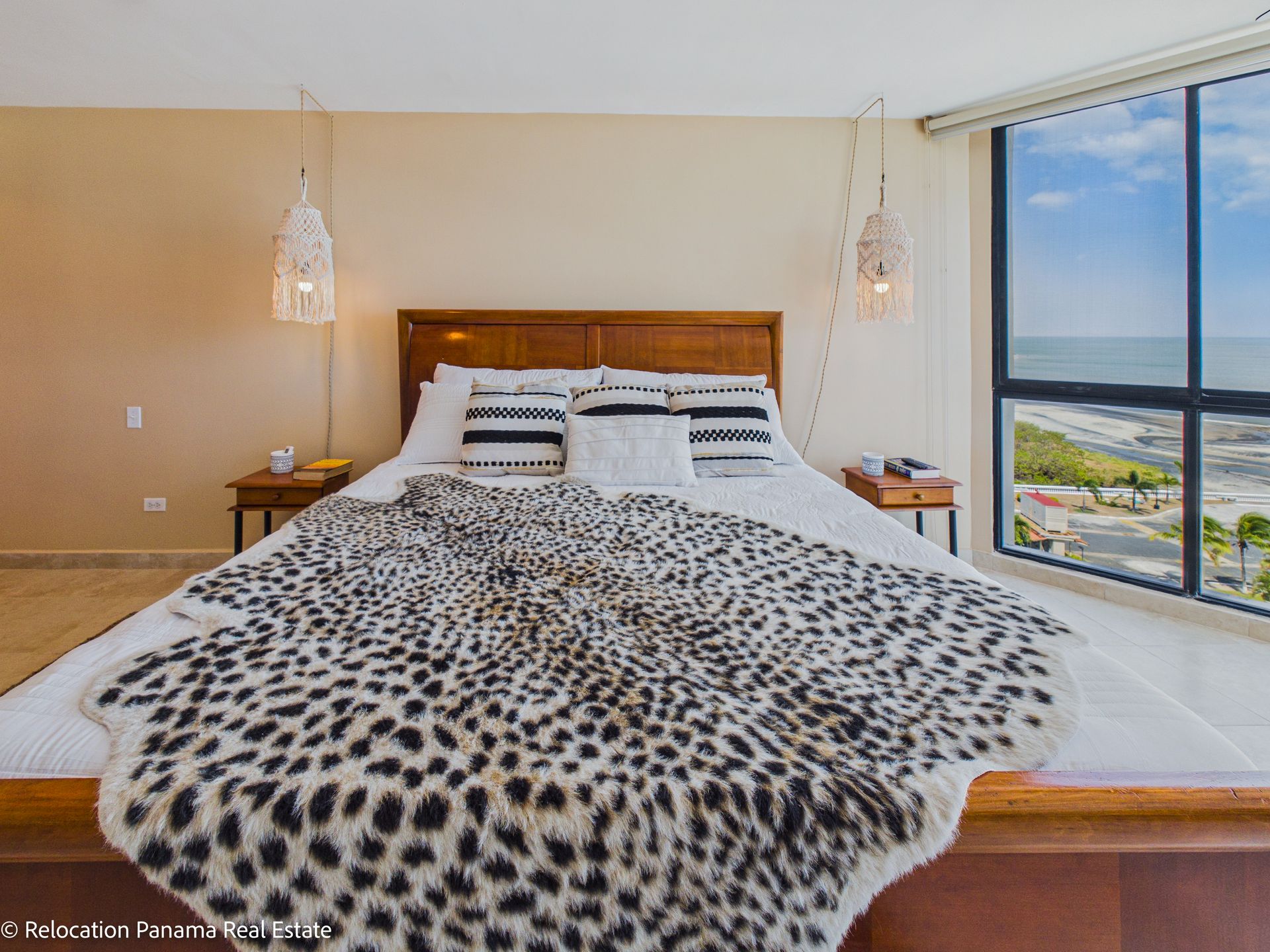 interior de apartamento frente al mar en Coronado, fotografía de bienes raíces de alta gama.Panama Relocation Real estate