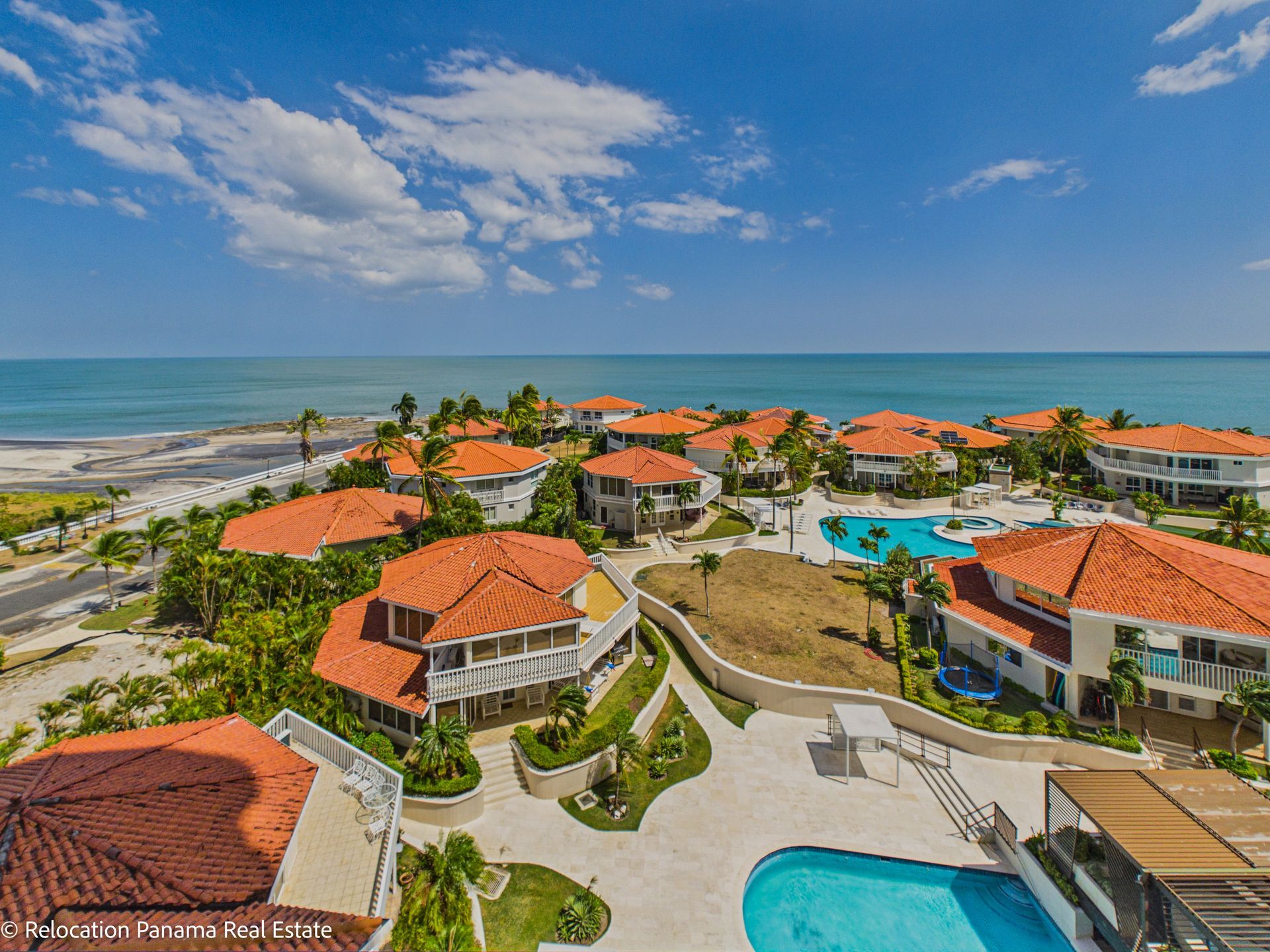 Fotografía profesional de balcón con vista al mar en Coronado Country Club, Playa Serena.